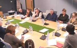 
საზოგადოებრივი მაუწყებლის სამეურვეო საბჭოს წევრები დამატებით 1 თვის
ჰონორარებს აიღებენ.&nbsp;
სამეურვეო საბჭოს თავმჯდომარის ჰონორარი 8 817 ლარია
(დარიცხული), მისი მოადგილის - 6 798 ლარი (დარიცხული), საბჭოს სხვა
წევრების კი - 6 085 ლარი (დარიცხული).
1 თვის შრომის ანაზღაურების ოდენობით პრემიას მიიღებს
საზოგადოებრივი მაუწყებლის დირექტორთა საბჭოც. „პირველი არხის“
ვებგვერდზე გამოქვეყნებული ინფორმაციისმიხედვით,
მასში შედიან: რუსუდან მანჯგალაძე - საზოგადოებრივი მაუწყებლის მედიის
დირექტორი, ნოდარ ჭიჭინაძე – საზოგადოებრივი მაუწყებლის ფინანსური
დირექტორი, გოჩა ქუმსიაშვილი – საზოგადოებრივი მაუწყებლის ტექნიკური
დირექტორი.
საზოგადოებრივი მაუწყებლის სამეურვეო საბჭოს 2025 წლის
ბიუჯეტიდან დარჩენილი სახსრების განაწილების შესახებ 
გადაწყვეტილებისმიხედვით, დარჩენილი თანხა მიემართება
„საზოგადოებრივი მაუწყებლის სხვადასხვა რგოლის მენეჯერების და
თანამშრომლების პრემირებაზე მაუწყებლის მენეჯმენტის გადაწყვეტილების
შესაბამისად ორგანიზაციის რეგულაციების დაცვით“.
„მე-13 ხელფასის“ გაცემის საკითხი 23 დეკემბრის სხდომაზე
სამეურვეო საბჭოს თავმჯდომარემ, ვასილ მაღლაფერიძემ 
დააყენა.&nbsp;
ამ გადაწყვეტილებას მხარი არ დაუჭირეს: ზაზა აბაშიძემ,
ლაშა ტუღუშმა და ლიკა ბასილაია-შავგულიძემ. სხდომას არ ესწრებოდა
სამეურვეო საბჭოს თავმჯდომარის მოადგილე, გია მურღულია.&nbsp;
2025 წლის ბიუჯეტიდან დარჩენილი სახსრების განაწილების
შესახებ გადაწყვეტილების მიღებამდე, სამეურვე საბჭომ, ასევე ხმათა
უმრავლესობით, მხარი დაუჭირა 
ცვლილებასპრემირების წესშიც, რომლის მიხედვითაც,
გენერალური დირექტორის პრემირების შესახებ გადაწყვეტილებას სამეურვეო
საბჭო მიიღებს.&nbsp;&nbsp;
სამეურვეო საბჭოს&nbsp; 2017 წლის 8 ივნისის
გადაწყვეტილებით დამტკიცებული, საზოგადოებრივ მაუწყებელში დასაქმებულ
პირთა პრემირების წესი აქამდე მაუწყებლის გენერალურ დირექტორზე არ

ვრცელდებოდა.&nbsp;
ამასთან ერთად, ცვლილება შევიდა სამეურვეო საბჭოს
რეგლამენტშიც და ამიერიდან „სამეურვეო საბჭოს თავმჯდომარის, მისი
მოადგილის და მეურვეების ჰონორარებისთვის საზოგადოებრივი მაუწყებლის
ბიუჯეტში განსაზღვრული ბიუჯეტის 1% პროცენტის ფარგლებში კალენდარული
წლის ბოლოსთვის დარჩენილი ნაშთი - 12 თვის ჰონორარების გადახდის
შემდეგ დარჩენილი თანხის ხარჯვის მიზნობრიობა განისაზღვრება სამეურვეო
საბჭოს მიერ შესაბამისი გადაწყვეტილების შესაბამისად“.&nbsp;
აქამდე ეს დარჩენილი თანხა, საზოგადოებრივი
მაუწყებლის მიერ კაპიტალური ხარჯების დაფინანსების მიზნით „თიბისი
ბანკიდან“ აღებული სესხის დასაფარად 
მიემართებოდა.&nbsp;
23 დეკემბრის სხდომაზე საზოგადოებრივი მაუწყებლის სამეურვეო
საბჭომ ხმათა უმრავლესობით მხარი დაუჭირა თინათინ ბერძენიშვილთან 2020
წლის 25 სექტემბერს გაფორმებულ შრომით ხელშეკრულებაში ცვლილებასაც და
2026 წლის 1 იანვრიდან „პირველი არხის“ გენერალური დირექტორის შრომის
ანაზღაურება ხელზე ასაღები 15 000 ლარით 
განისაზღვრა.&nbsp;

თინათინ ბერძენიშვილის ხელფასი&nbsp;(დარიცხულ 16 250 ლარამდე)
მიმდინარე წლის 1 იანვრიდან უნდა გაზრდილიყო, თუმცა 2024 წლის 5
დეკემბრის სამეურვეო საბჭოს სხდომაზე მან არსებული ხელფასის - 12 500
ლარი (დარიცხული) შენარჩუნება ითხოვა.

ხელზე ასაღები 7 000 ლარი იქნება „საზოგადოებრივი მაუწყებლის აჭარის
ტელევიზიისა და რადიოს“ დირექტორის შრომის 
ანაზღაურებაც. ეს გადაწყვეტილება ძალაში შევა
„აჭარის ტელევიზიის“ დირექტორის ვაკანტურ თანამდებობაზე არჩეულ
კანდიდატთან შრომითი ხელშეკრულების გაფორმებისთანავე. საზოგადოებრივი
მაუწყებლის სამეურვეო საბჭომ ორჯერ ჩაშლილი კონკურსის შემდეგ, „აჭარის
ტელევიზიისა და რადიოს“ დირექტორის თანამდებობის დასაკავებლად
კონკურსი 23 დეკემბერს მესამედ 
გამოაცხადა.

23 დეკემბრის სხდომაზე სამეურვეო საბჭომ ხმათა უმრავლესობით დაამტკიცა
„პირველი არხისა“ და „აჭარის ტელევიზიის“ 2026 წლის 
ბიუჯეტებიც.&nbsp;

საზოგადოებრივი მაუწყებლის „პირველი არხის“ მომავალი წლის ბიუჯეტი 114
452 364 ლარი იქნება, საიდანაც 80 269 771 ლარი სახელმწიფო
ასიგნებაა.

22 775 300 ლარი იქნება „საზოგადოებრივი მაუწყებლის აჭარის
ტელევიზიისა და რადიოს“ 2026 წლის ბიუჯეტი, საიდანაც სახელმწიფო
ასიგნება 20 931 200 ლარია.

საზოგადოებრივი მაუწყებლის სამეურვეო საბჭო 11 წევრისგან შედგება: გია
იაკობაშვილი, იზაბელა ოსიპოვა, სოსო სტურუა, გია კოხრეიძე, თამილა
დოლიძე, ზაზა აბაშიძე, ბონდო მძინარაშვილი, ლაშა ტუღუში, ლიკა
ბასილაია-შავგულიძე, გია მურღულია და 
ვასილ მაღლაფერიძე, რომელიც საბჭოს თავმჯდომარედ მეორე
ვადით არის არჩეული.

სამეურვეო საბჭოს შემადგენლობის ერთი მესამედი 2 წელიწადში ერთხელ,
როტაციის წესით იცვლება. სამეურვეო საბჭოს თითოეულ წევრს კი 6 წლის
ვადით ირჩევენ.&nbsp;
