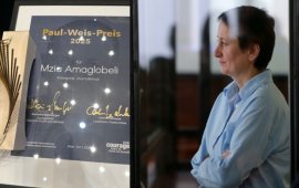 
ფოტო: „ბათუმელები“

„ბათუმელები“/„ნეტგაზეთის“ დამფუძნებელი და დირექტორი,
პატიმრობაში მყოფი მზია ამაღლობელი პაულ ვაიზის პრემიით 
დააჯილდოვეს. პაულ ვაიზის პრემია, რომელიც
სამოქალაქო საზოგადოების ინიციატივის, Courage2030-ის მიერ გაიცემა,
სიმამაცისთვის გადაეცემათ იმ პირებსა და ორგანიზაციებს, რომლებმაც
ადამიანის უფლებების დაცვაში განსაკუთრებული წვლილი შეიტანეს.
დაჯილდოების ცერემონიას, რომელიც 10 ნოემბერს, ვენაში
გაიმართა, „ნეტგაზეთის“ მთავარი რედაქტორი, ნესტან ცეცხლაძე და
„ბათუმელების“ მთავარი რედაქტორი, ეთერ თურაძე დაესწრნენ. ადამიანის
უფლებების დაცვაში შეტანილი წვლილისთვის პაულ ვაიზის პრემია წელს
მესამედ, სამ კატეგორიაში, მათ შორის ჟურნალისტიკაში

გაიცა.
6 ნოემბერს, გერმანიაში, მზია ამაღლობელს
გადაეცა თავისუფალი მედიის პრემიაც. Free Media Awards-ი
ნორვეგიული The Fritt Ord Foundation-ისა და გერმანული The Zeit
Stiftung Bucerius-ის მიერ არის ინიციირებული. ორი ევროპული ფონდი
აღნიშნავს, რომ ამაღლობელი საქართველოში დამოუკიდებელი ჟურნალისტიკის
სახე გახდა და იგი ჟურნალისტური ეთიკისა და სიმართლის მიმართ
25-წლიანი ერთგულებისთვის არის დაჯილდოებული.
„პრესის თავისუფლების კვირეულის“ ფარგლებში გამართულ
დაჯილდოების ცერემონიალზე 
წაიკითხეს მზია ამაღლობელის გზავნილიც:
„მინდა იცოდეთ, რომ ეს პრიზი მარტო მე კი არა, ეკუთვნის ჩემს
კოლეგებს, ყველა იმ ქართველ ჟურნალისტს, რომლებიც რეპრესიების
პირობებში იცავენ და იბრძვიან სიტყვის
თავისუფლებისთვის“.
ამაღლობელის გარდა, თავისუფალი მედიის პრემიის 2025 წლის
ლაურეატები 
გახდნენ: მედია-პლატფორმა Gwara Media (უკრაინა),
საგამოძიებო ონლაინ-მედია Direkt 36 (უნგრეთი), ფოტოგრაფი და
ფოტოჟურნალისტი ალექსანდრა ასტახოვა (რუსეთი), მედია არხი Belarusian
Investigative Center (ბელარუსი), ჟურნალისტი ნარგიზ აბსალამოვა
(აზერბაიჯანი). 
22 ოქტომბერს, მზია ამაღლობელს, ბელარუს პატიმარ
ჟურნალისტთან ერთად, 
გადაეცა სახაროვის პრემია. დაჯილდოების ცერემონია
16 დეკემბერს, სტრასბურგში გაიმართება. 
2025 წლის სახაროვის პრემიის ფინალისტები კი
იყვნენ: 
 „თქვენი და ჩვენი თავისუფლებისთვის
მებრძოლი პატიმრები, ანდჟეი პაჩობუტი ბელორუსიდან და მზია ამაღლობელი
საქართველოდან“;
 „სერბი სტუდენტები“;
 „ჟურნალისტები და ჰუმანიტარული
დახმარების მუშაკები პალესტინასა და ყველა კონფლიქტურ ზონაში,
რომლებსაც წარმოადგენენ პალესტინის ჟურნალისტთა სინდიკატი, წითელი
ნახევარმთვარე და UNRWA;“
ანდრეი სახაროვის სახელობის სახაროვის პრემია
ევროკავშირის უმაღლესი ჯილდოა ადამიანის უფლებების სფეროში. მას
ევროპარლამენტი ყოველწლიურად გადასცემს ფიზიკურ პირებს, ჯგუფებს ან
ორგანიზაციებს ადამიანის უფლებების, გამოხატვის თავისუფლებისა და
დემოკრატიული ღირებულებების მხარდაჭერის სფეროში მათი მოღვაწეობის
აღიარების მიზნით.
მზია ამაღლობელი გახდა 2025 წლის მსოფლიო პრესის
თავისუფლების გმირის 
ჯილდოს მფლობელიც, რომელსაც „პრესის
საერთაშორისო  ინსტიტუტი“ (IPI) „საერთაშორისო მედიის
მხარდაჭერასთან“ (IMS-სთან) პარტნიორობით ყოველწლიურად
გასცემს. 
მსოფლიო პრესის თავისუფლების გმირის ჯილდო 2025 წლის 7
გამარჯვებულს 24 ოქტომბერს, ვენაში, „პრესის საერთაშორისო ინსტიტუტის“
75-ე წლისთავისადმი მიძღვნილ მსოფლიო კონგრესზე, გადაეცა.
ამაღლობელს 
გადაეცა „ფორუმ 2000“-ის საერთაშორისო ჯილდოც. ის არის

ვაცლავ ჰაველის სახელობის ადამიანის უფლებათა პრემიის 2025
წლის ფინალისტთა სიაშიც.
„ბათუმელებსა“ და მის დამფუძნებლებს, მზია ამაღლობელსა
და ეთერ თურაძეს ასევე გადაეცათ „ილია ჭავჭავაძის ეროვნული პრემია -
საზოგადოების განვითარებისთვის გაწეული განსაკუთრებული
ღვაწლისთვის“.
„ბათუმელები“/„ნეტგაზეთის“ დამფუძნებელსა და
დირექტორს, მზია ამაღლობელს 6 აგვისტოს, ბათუმის საქალაქო სასამართლოს
მოსამართლე ნინო სახელაშვილმა 2-წლიანი პატიმრობა 
მიუსაჯა. ის მე-10 თვეა უკანონო პატიმარია.
„ბათუმელები“/„ნეტგაზეთის“ დამფუძნებელი და დირექტორი დაკავების
დღიდან, 38 დღე შიმშილობდა. პატიმრობაში მას მკვეთრად დაუქვეითდა
მხედველობა.
