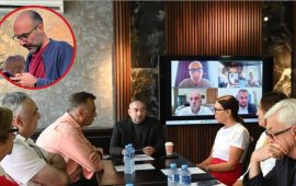 
დღეს, 23 სექტემბერს, „TV პირველის“ 100%-იანი წილის მფლობელმა და
დირექტორმა, ვატო წერეთელმა არხის სამეურვეო საბჭო და მომავალი
დირექტორობის კანდიდატი ლევან ჯორბენაძე წარადგინა. ჯორბენაძე პარტია
„ლელო - ძლიერი საქართველოს“ სტრატეგიული კომუნიკაციების დეპარტამენტს
ხელმძღვანელობდა.&nbsp;
როგორც „TV პირველი“ წერს, საბჭოს პირველი შეხვედრა
ტელევიზიაში დღეს 
გაიმართა. არხის საზოგადოებრივ მრჩეველთა საბჭოში კი, რომელსაც
ვატო წერეთელი უხელმძღვანელებს, არიან: ირაკლი მელაშვილი, დოდო
შონავა, გიორგი მშვენიერაძე, გია ხუხაშვილი, დავით ძიძიშვილი, ირაკლი
აფაქიძე, ზაალ უდუმაშვილი, ინგა გრიგოლია და თამარ
ჯინჭარაძე.&nbsp;

„“TV პირველის“ მთავარი ღირებულებები ყოველთვის იყო
დამოუკიდებლობა, სიმართლე და საზოგადოების წინაშე
პასუხისმგებლობა.
მაქსიმალური ღიაობა, ტელევიზიის განვითარებასა და
ყოველდღიურ ცხოვრებაში საზოგადოების ჩართულობა ჩვენი გუნდის მთვარი
გამოწვევაა - ამ გზაზე დგება თანამედროვე, განვითარების შემდგომ
ეტაპზე გადასვლისა და ახალი მედიასტანდარტის დანერგვის დრო.
ჩემი და ჩვენი გუნდის გადაწყვეტილებით შეიქმნა „TV
პირველის” საზოგადოებრივ მრჩეველთა საბჭო, რომელსაც თავად მე
ვუხელმძღვანელებ. საბჭო აერთიანებს მედიის, კულტურისა და
საზოგადოებრივი სფეროს ავტორიტეტულ წარმომადგენლებს - ირაკლი
მელაშვილს, დოდო შონავას, გიორგი მშვენიერაძეს, გია ხუხაშვილს, დავით
ძიძიშვილს, ირაკლი აფაქიძეს, ზაალ უდუმაშვილს, ინგა გრიგოლიას და
თამარ ჯინჭარაძეს. ეს ადამიანები ხელს შეუწყობენ „TV პირველში“ ახალი
იდეების გენერირებას, არხის განვითარებასა და მოქალაქეების აქტიურ
ჩართულობას პროცესებში.
პირველ სამუშაო შეხვედრაზე საბჭოს წარვუდგინე
დირექტორობის ახალი კანდიდატი - ლევან ჯორბენაძე, რომელიც ყველა იდეის
განხორციელებაში დაგვეხმარება.
მჯერა, რომ&nbsp; ეს ცვლილებები მეტი
შესაძლებლობებისა და „TV პირველის“ განვითარების ახალი ეტაპის
დასაწყისია“, - დაწერა
წერეთელმა სოციალურ ქსელში.&nbsp;

„TV პირველში“ დაგეგმილი ცვლილებები ჯერ საჯარო რეესტრში ასახული არ
ასახულა. სუბიექტის რეგისტრირებულ მონაცემებში ცვლილებებისთვის
წარმოება განცხადების საფუძველზე უნდა დაიწყოს.&nbsp;
