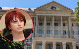 &nbsp;
თბილისის საქალაქო სასამართლოს მოსამართლე ეკატერინე
ელიაძემ საზოგადოებრივი მაუწყებლის წინააღმდეგ არხიდან
გათავისუფლებული წამყვანის, ნინო ზაუტაშვილის საჩივარი არ
დააკმაყოფილა.
ზაუტაშვილის ადვოკატის, გიორგი იასაშვილის თქმით, ისინი
სამსახურიდან გათავისუფლების შესახებ ბრძანების ბათილად ცნობას და
წამყვანის შესაბამის პოზიციებზე აღდგენას მოითხოვენ. სასარჩელო
მოთხოვნებში ასევე მითითებული იყო, რომ თუ ნინო ზაუტაშვილის
სამსახურში აღდგენა ან ტოლფასი სამუშაოთი უზრუნველყოფა შეუძლებელი
იქნებოდა, მომხდარიყო განაცდურის ანაზღაურება.
„საქმეს რომ ბოლომდე მივიყვან, ეს ვიცი და არც დრო და
არც ენერგია არ&nbsp; დამენანება ამისთვის. ზუსტად ვიცი, რომ მართალი
ვარ და მოსამართლემაც იცოდა, რომ ჩემსკენ იყო სიმართლე. ამ საშინლად
მძიმე დროში, როცა ძალიან ბევრი უსამართლო გადაწყვეტილება იქნა
მიღებული, ერთადერთ და&nbsp; უპირველეს ამოცანად რჩება
მართლმსაჯულების ინსტიტუციური დამოუკიდებლობის უზრუნველყოფა“, - თქვა
ნინო ზაუტაშვილმა „მედიაჩეკერთან“ საუბრისას.
საზოგადოებრივმა მაუწყებელმა გადაცემა „რეალური სივრცის“
წამყვანი, ნინო ზაუტაშვილი, ვასილ ივანოვ-ჩიქოვანთან ერთად,
სამსახურიდან 2025 წლის 11 აპრილს 
გაათავისუფლა.
თბილისის საქალაქო სასამართლომ არ დააკმაყოფილა
„მოამბის“ ყოფილი წამყვანის საჩივარიც, რომლითაც ვასილ
ივანოვ-ჩიქოვანი „პირველი არხიდან“ გათავისუფლების შესახებ ბრძანების
ბათილად ცნობას ითხოვდა. ეს გადაწყვეტილება 
ძალაში დატოვა სააპელაციომაც.

