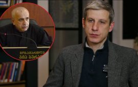 
თბილისის სააპელაციო სასამართლოს მოსამართლე გია ბერაიამ „პირველი
არხიდან“ გათავისუფლებული წამყვანის, ვასილ ივანოვ-ჩიქოვანის
საჩივარზე, რომლითაც ის საზოგადოებრივი მაუწყებლიდან გათავისუფლების
შესახებ ბრძანების ბათილად ცნობას ითხოვდა, საქალაქო სასამართლოს
გადაწყვეტილება ძალაში დატოვა. ბერაიამ გადაწყვეტილება 6 თებერვალს
გამოაცხადა.&nbsp;
ივანოვ-ჩიქოვანის ადვოკატის, გიორგი იასაშვილის თქმით,
გადაწყვეტილების გამოცხადების შემდეგ, მოსამართლემ თქვა, რომ ვასილ
ივანოვ-ჩიქოვანს განცხადება რომ არ გაეკეთებინა და სიტყვით არ
გამოსულიყო, ტელევიზიასთან ხალხი არ მივიდოდაო, რაც ადვოკატის
შეფასებით, აბსურდია: „ის ხალხი იმიტომ მივიდა იქ, რომ არ კეთდებოდა
საზოგადოერივ მაუწყებელში ის, რაც უნდა გაკეთებულიყო“.
„მოვითხოვეთ ბრძანების ბათილად ცნობა და სამსახურში
აღდგენა. პირველმა ინსტანციამ სარჩელი არ დააკმაყოფილა, შემდეგ
მივმართეთ მეორე ინსტანციას და მოვითხოვეთ, რომ გაეუქმებინათ პირველი
ინსტანციის გადაწყვეტილება და საქმე შეესწავლათ, როგორც ფაქტობრივად,
ისე სამართლებრივად და დაბრუნებულიყო უკან. სასამართლომ იმსჯელა და
თქვა, რომ ძალაში ვტოვებ პირველი ინსტანციის გადაწყვეტილებასო და
ბოლოს ისეთი კომენტარებით ახსნა, რაც გითხარით“, - ამბობს
იასაშვილი.
როგორც ივანოვ-ჩიქოვანის ადვოკატმა აღნიშნა, სააპელაციოს
გადაწყვეტილებას უზენაეს სასამართლოში გაასაჩივრებენ.
საზოგადოებრივმა მაუწყებელმა საინფორმაციო გამოშვება
„მოამბის“ წამყვანი, ვასილ ივანოვ-ჩიქოვანი სამსახურიდან 2025 წლის 11
აპრილს 
გაათავისუფლა. მასთან ერთად გაათავისუფლეს გადაცემა
„რეალური სივრცის“ წამყვანი ნინო ზაუტაშვილი. მოგვიანებით, „პირველმა
არხმა“ დახურა გადაცემები „რეალური სივრცე“, „ამ შაბათ-კვირას“ და
მათი გუნდის წევრებს, რომლებმაც ახალ შეთავაზებაზე უარი თქვეს,
ხელშეკრულებები შეუწყვიტა.&nbsp;
საზოგადოებრივმა მაუწყებელმა 2026 წლის 1 იანვრიდან
სამსახურიდან 
გაათავისუფლა ტექნიკისა და ტექნოლოგიების საეთერო ჯგუფის
პულტის რეჟისორი, კახა მელიქიძეც.
საზოგადოებრივი მაუწყებლის თანამშრომლები „პირველი
არხის“ სარედაქციო პოლიტიკას ღიად აკრიტიკებდნენ და პოლიტიკურ
გავლენებზე საუბრობდნენ.
&nbsp;
