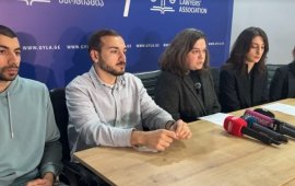 
„საქართველოს ახალგაზრდა იურისტთა ასოციაციამ“
„ბათუმელები“/„ნეტგაზეთის“ დამფუძნებლისა და დირექტორის, მზია
ამაღლობელის უფლებების დარღვევის ფაქტებზე ადამიანის უფლებათა ევროპულ
სასამართლოში კიდევ ერთი საჩივარი 
გააგზავნა. 
საჩივარი მზია ამაღლობელის ადმინისტრაციული წესით
უკანონო დაკავებას და მის წინააღმდეგ წარმოებული ადმინისტრაციულ
სამართალდარღვევათა საქმეების ფარგლებში გამოვლენილ დარღვევებს
შეეხება.
„როგორც საზოგადოებისათვის ცნობილია, სისხლის
სამართლის წესით დაკავებამდე რამდენიმე საათით ადრე, პოლიციამ მზია
ამაღლობელი თავდაპირველად ადმინისტრაციული წესით დააკავა და
მოგვიანებით, მის მიმართ ერთიდაიმავე ფაქტზე 2 ადმინისტრაციული
სამართალდარღვევის საქმის წარმოება დაიწყო. ორივე საქმეზე სასამართლომ
მზია ამაღლობელი სამართალდამრღვევად სცნო და დააჯარიმა პოლიციის
მოთხოვნისადმი დაუმორჩილებლობის და პოლიციელის სიტყვიერი შეურაცხყოფის
საფუძვლით (173-ე მუხლი) - 2000 ლარის, ხოლო სტიკერის კედელზე გაკვრით
იერსახის დამახინჯების საფუძვლით 150-ე მუხლი) - 1000 ლარის
ოდენობით“,- განმარტავს ორგანიზაცია. 
საიას განცხადებით, ადამიანის უფლებათა ევროპულ
სასამართლოში წარდგენილი ახალი საჩივრით დასაბუთებულია, რომ მზია
ამაღლობელის მიმართ გამოყენებული ადმინისტრაციული დაკავებით, ასევე
ადმინისტრაციულ სამართალდარღვევათა საქმეების წარმოებით დაირღვა
ადამიანის უფლებათა ევროპული კონვენციის ისეთი ფუნდამენტური უფლებები,
როგორებიცაა:
თავისუფლებისა და უსაფრთხოების უფლება (კონვენციის მე-5
მუხლი); საქმის სამართლიანი განხილვის უფლება (კონვენციის მე-6
მუხლი); გამოხატვის თავისუფლება (კონვენციის მე-10 მუხლი); შეკრებისა
და გაერთიანების თავისუფლება (მუხლი 11); სამართლებრივი დაცვის
ქმედითი საშუალების უფლება (მუხლი 13) კონვენციის მე-5 მუხლთან
ერთობლიობაში:
„თავისუფლებისა და უსაფრთხოების უფლება
(კონვენციის მე-5 მუხლი) და სამართლებრივი დაცვის ქმედითი საშუალების
უფლება (მუხლი 13)
როგორც ცნობილია, 2025 წლის 11 იანვარს, მზია
ამაღლობელი შინაგან საქმეთა სამინისტროს (შსს) ქ. ბათუმის საქალაქო
სამმართველოს დამხმარე შენობის გარე ფასადზე სტიკერის, წარწერით -
„იფიცება საქართველო“, გაკვრის გამო დააკავა აღნიშნულ დროს აჭარის
პოლიციის დეპარტამენტის ხელმძღვანელმა, გრიგოლ ბესელიამ. დაკავებისას,
იმ დროს ბათუმის პოლიციის უფროსმა, ირაკლი დგებუაძემ, განმარტა, რომ
მზია ამაღლობელი დააკავეს 150-ე მუხლის საფუძველზე, შენობის იერსახის
დამახინჯებისათვის. აღსანიშნავია, რომ ამ მუხლის საფუძველზე კანონი
პოლიციას პირის დაკავების უფლებამოსილებას არ აძლევს. შესაბამისად,
უკანონო დაკავების გასამართლებლად, მზია ამაღლობელის მიმართ პოლიციამ
შეადგინა გაყალბებული ოქმი 173-ე მუხლის საფუძველზე, რომელიც შეიცავდა
სრულად მცდარ ინფორმაციას, მათ შორის დამკავებელი პირის შესახებ.
სტრასბურგის სასამართლოში გაგზავნილ საჩივარში ხაზგასმულია, რომ მზია
ამაღლობელის დაკავება იყო რუტინული და თვითნებური, რა დროსაც არ
შეფასდა საქმის ინდივიდუალური გარემოებები.
ეროვნულ დონეზე მზია ამაღლობელმა შინაგან საქმეთა
სამინისტროში გაასაჩივრა უკანონოდ გამოყენებული დაკავება. 2025 წლის
31 იანვარს, მზია ამაღლობელს და მის წარმომადგენელს ეცნობა, რომ შსს-ს
იმდროინდელი მინისტრის, ვახტანგ გომელაურის სახელზე დაწერილი საჩივარი
ადმინისტრაციული დაკავების კანონიერების შესწავლის შესახებ
გადაეგზავნა იმავე უწყებას და პირს - აჭარის ავტონომიური რესპუბლიკის
პოლიციის დეპარტამენტის დირექტორს, გრიგოლ ბესელიას, რომელმაც მზია
ამაღლობელი უკანონოდ დააკავა. გარდა იმისა, რომ ამ წერილით დაკავების
კანონიერება განსახილველად გადაეგზავნა იმ პირს, რომელმაც თავად
დააკავა მზია ამაღლობელი, საჩივრის განხილვა ამ დრომდე არ მომხდარა.
ეს გარემოებები, რომელიც მათ შორის, კანონმდებლობაში არსებული
სისტემური ხარვეზის ნაწილია, პრაქტიკულად შეუძლებელს ხდის ეფექტიან
სასამართლო კონტროლს დაკავების კანონიერების შესწავლისას, რითაც
დაირღვა კონვენციის მე-13 მუხლი.
საქმის
სამართლიანი განხილვის უფლება (კონვენციის მე-6
მუხლი)
საჩივარში ვდავობთ, რომ 173-ე მუხლის საქმეზე
დაირღვა კონვენციის 6(1) და 6(2) მუხლით გარანტირებული უფლებები,
რამდენადაც პირველი ინსტანციის სასამართლოსა და სააპელაციო
სასამართლოს მიერ მიღებული გადაწყვეტილებები იყო უსაფუძვლო, ხოლო
დადგენილი ფაქტობრივი და იურიდიული გარემოებები იყო მცდარი და
არაჯეროვანი. რეალურად საქმეში არ არსებობს მტკიცებულება, გარდა
პოლიციელთა ჩვენებებისა, რომელიც დაადასტურებდა მზია ამაღლობელის
მხრიდან პოლიციელების შეურაცხყოფისა, თუ ამ უკანაკნელთა მხრიდან მზია
ამაღლობელის მისამართით მოწოდების ფაქტებს. შედეგად, ორივე ინსტანციის
სასამართლომ მტკიცების ტვირთი არასწორად გაანაწილა და მხოლოდ
პოლიციელთა მიერ წარდგენილ ჩვენებებზე დაყრდნობით მიიჩნია მზია
ამაღლობელი სამართალდარღვევად, რაც არღვევს სამართლიანი სასამართლოს
სტანდარტებს.
გამოხატვის
თავისუფლება (კონვენციის მე-10 მუხლი), შეკრებისა და გაერთიანების
თავისუფლება (მუხლი 11)
2025 წლის 30 აპრილს მზია ამაღლობელის მიმართ კიდევ
ერთი სამართალდარღვევის ოქმი შედგა 150-ე მუხლის საფუძველზე, რომლითაც
მზია ამაღლობელს სტიკერის მიკვირს გამო შსს ედავებოდა შენობის
იერსახის დამახინჯებას. ნიშანდობლივია, რომ 150-ე მუხლზე
სამართალდარღვევის ოქმი შედგენილია პოლიციელის, ნოდარ ზენაიშვილის
მიერ, რომელმაც 2025 წლის 11 იანვარს თავად შეადგინა მზია ამაღლობელის
დაკავების ოქმი და სტიკერის მიკვრის ფაქტი თავადვე მიუთითა დაკავების
მოტივად. საჩივარში მითითებულია, რომ მაშინ, როცა მზია ამაღლობელს
სიტყვიერი შეურაცხყოფა არ მიუყენებია პოლიციელებისთვის, ხოლო სტიკერის
გაკვრას არანაირი ზიანი არ მოჰყოლია, არ არსებობდა გამოხატვისა და
გაერთიანების თავისუფლების უფლებებში ჩარევის გამამართლებელი
საფუძველი, ხოლო წარმოებული ადმინისტრაციული საქმეები იყო თვითნებური
და წარმოადგენდა მზია ამაღლობელის მიზანმიმართულ დასჯას“.
„საქართველოს ახალგაზრდა იურისტთა ასოციაცია“ აღნიშნავს,
რომ სტრასბურგის სასამართლოში სწრაფ ვადაში უკვე მიმდინარეობს მზია
ამაღლობელის 
პირველი საჩივარის განხილვა, რომელიც სისხლის
სამართლის საქმის ფარგლებში აღკვეთის ღონისძიების სახით პატიმრობის
უკანონოდ გამოყენებას, დაუსაბუთებელი პატაკის საფუძველზე მზია
ამაღლობელის ტელეფონზე ექსპერტიზის ჩატარებას და სისხლის სამართლის
საქმის წარმოებისას არსებულ იმ დარღვევებს შეეხება, რომლებზე ქვეყნის
შიგნით გასაჩივრების მექანიზმები უკვე ამოწურულია. 
ორგანიზაცია ხაზს უსვამს, რომ მზია ამაღლობელის
უფლებების დარღვევის ფაქტებზე სტრასბურგის სასამართლოში ეტაპობრივად
კიდევ გაიგზავნება საჩივრები.


„ბათუმელებისა“ და „ნეტგაზეთის“ დამფუძნებელი და დირექტორი 11-12
იანვარს, ბათუმის პოლიციის მთავარ სამმართველოსთან ორჯერ დააკავეს.
პირველად მზია ამაღლობელი პოლიციამ კედელზე იმ სტიკერის გაკვრის გამო
დააკავა, რომელზეც „გაიფიცე“ ეწერა, ის მოგვიანებით ხელწერილის
საფუძველზე გაათავისუფლეს, თუმცა მალევე მეორედ, ირაკლი დგებუაძისთვის
სილის გაწვნის გამო დააკავეს. დაკავებისას მზია ამაღლობელს ღირსების
შემლახავად მოექცნენ, თუმცა პროკურატურას საქმის გამოძიება არ
დაუწყია.

„ბათუმელები“/„ნეტგაზეთის“ დამფუძნებელი და დირექტორი დაკავების
დღიდან, 38 დღე შიმშილობდა. პატიმრობაში მას მკვეთრად დაუქვეითდა
მხედველობა.

მზია ამაღლობელი ბოლო თვეების განმავლობაში არაერთი საერთაშორისო
ჯილდოს მფლობელი 
გახდა. მათ შორის, ამაღლობელმა მიიღო სახაროვის
პრემია - ევროკავშირის ადამიანის უფლებათა უმაღლესი ჯილდო.
 
 
 
