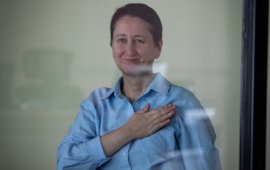 (ფოტო: მარიამ ნიკურაძე / OC Media)

ვაცლავ ჰაველის პრემია უკრაინელ ჟურნალისტს, ადამიანის უფლებათა
დაცვის ცენტრის, „ზმინასა“ და „ჰრომადსკე რადიოს“ თანადამფუძნებელს,
მაქსიმ ბუტკევიჩს გადაეცა. მან რუსეთის პატიმრობაში ორ წელზე მეტი
გაატარა. ბუტკევიჩი 2024 წლის ოქტომბერში ტყვეთა გაცვლის დროს
გაათავისუფლეს.
უკრაინელ ჟურნალისტთან ერთად, ფინალისტთა სიაში
იყვნენ  „ბათუმელები“/„ნეტგაზეთის“ დამფუძნებელი და დირექტორი,
მზია ამაღლობელი და აზერბაიჯანელი ჟურნალისტი ულვი ჰასანლი. 
ვაცლავ ჰაველის პრემიის ლაურეატი სტრასბურგში,
საპარლამენტო ასამბლეის შემოდგომის სესიის გახსნაზე დღეს დაასახელეს.
მზია ამაღლობელს მისი ადვოკატი მაია მწარიაშვილი წარმოადგენდა,
რომელმაც ცერემონიაზე მზია ამაღლობელის წერილი წაიკითხა: 
„თავისუფლების, დემოკრატიის გზაზე მიმავალს, იშვიათად
მიმაჩნდა რამე შეუძლებელი…
თუმცა წარმოუდგენლად ემოციურია და დღემდე მიჭირს იმის
დაჯერება, რომ ჩემი სახელი და გვარიც არის „ჰაველის“ ჯილდოს
ნომინანტებში. ყოველთვის აღფრთოვანებული და შთაგონებული ვიყავი იმ
აზერბაიჯანელი ჟურნალისტებით, რომლებიც დევნის მიუხედავად რჩებოდნენ
სამშობლოში და აგრძელებდნენ პროფესიულ საქმიანობას. ჩემი პატივისცემა
ულვი ჰასანლის შეუვალობას.
სოციალურ მედია X-ზე, ჩემს ქავერზე დღემდე უნდა იყოს
ფოტო, წარწერით – „იყავი ისეთი მამაცი, როგორიც უკრაინაა“. მაქსიმ
ბუტკევიჩს მინდა ვუთხრა, რომ გულწრფელად მჯერა უკრაინის გამარჯვების.
ეს ნომინაცია არ არის მხოლოდ ჩემი. მე მას ვიღებ ჩემი კოლეგების
სახელით, იმ ჟურნალისტების სახელით, რომლებიც დამოუკიდებელ, კრიტიკულ
მედიაში მუშაობენ.
საქართველოში ჟურნალისტად ყოფნა დღეს მსხვერპლის გაღებას
ნიშნავს.
ჩემს კოლეგებს მტრულ და საფრთხისშემცველ გარემოში უწევთ
ყოველდღიურად მუშაობა. მათ დევნიან, აშანტაჟებენ, ავიწროებენ,
მიზანმიმართულად ესხმიან თავს და ფიზიკურად უსწორდებიან.
ერთპარტიულმა „ქართული ოცნების“ პარლამენტმა დაჩქარებული
წესით დაგვიმტკიცა „რუსული კანონები“, რითაც სიტყვის თავისუფლება
პრაქტიკულად აკრძალა, ხოლო საგრანტო ინვესტიციების მოზიდვა და
საერთაშორისო ორგანიზაციებთან თანამშრომლობა, აგენტობას და ღალატს
გაუთანაბრა – ზუსტად ისე, როგორც ეს რუსეთში მოხდა.
დღეს ჩემს სამშობლოში, საქართველოში, ხელისუფლება
მიტაცებული აქვს რუსული ინტერესების გამტარ რეჟიმს. დღეს ქვეყანას
60-ზე მეტი პოლიტიკური პატიმარი ჰყავს – მსახიობი, პოეტი,
მასწავლებელი, კომიკოსი, სტუდენტი, ჟურნალისტი. თუმცა ქართველები
ვაგრძელებთ ევროპული მომავლისთვის ბრძოლას.
300 დღეზე მეტია ჩემი ქვეყნის მოქალაქეები ქუჩაში უწყვეტ
პროტესტს მართავენ, რადგან ჩვენ, ქართველებს გვჯერა, რომ დემოკრატიული
ღირებულებების გარანტი ევროკავშირია. ჩვენ თქვენს გვერდით ვხედავთ
ჩვენს თავს, ამიტომ მინდა გთხოვოთ – მანამ, სანამ გვიანი არ არის, ნუ
დაგვტოვებთ რუსეთთან პირისპირ და მარტო!იდექით ჩვენს გვერდით,
თავისუფლებისთვის ბრძოლაში“.

„ბათუმელები“/„ნეტგაზეთის“ დამფუძნებელსა და დირექტორს,
მზია ამაღლობელს 6 აგვისტოს, ბათუმის საქალაქო სასამართლოს მოსამართლე
ნინო სახელაშვილმა ბათუმის პოლიციის უფროსისთვის, ირაკლი
დგებუაძისთვის სილის გაწვნის გამო  2-წლიანი პატიმრობა 
მიუსაჯა. მზია ამაღლობელი დაკავების
დღიდან, 38 დღე შიმშილობდა. პატიმრობაში მას მკვეთრად დაუქვეითდა
მხედველობა.

[მზია ამაღლობელის წერილი „ბათუმელებმა“
გაავრცელა]. 


