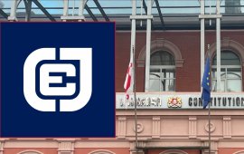 
„საქართველოს ჟურნალისტური ეთიკის ქარტიის“ 
განცხადებით, მიუხედავად იმისა, რომ პოლიტიკური
პარტიების აკრძალვასთან დაკავშირებული საკონსტიტუციო სარჩელის
განხილვების „საჯაროობა ნაწილობრივ უზრუნველყოფილია, ქარტია
საკონსტიტუციო სასამართლოს გადაწყვეტილებას, ფოტო და ვიდეო გადაღება
აეკრძალა დამოუკიდებელი მედიისთვის, მაინც პრობლემურად
მიიჩნევს“.&nbsp;
„საკონსტუტიციო სასამართლომ დამოუკიდებელ მედიას არ
მისცა უფლება, ეწარმოებინა ფოტო და/ან ვიდეო გადაღება ხუთი პოლიტიკური
პარტიის კონსტიტუციურობის და აკრძალვის შესახებ სარჩელის არსებით
განხილვაზე, რომელიც დღეს, 21 ოქტომბერს დაიწყო და სამი დღე
გასტანს.&nbsp;
დარბაზში ახლა მხოლოდ საზოგადოებრივი მაუწყებლის კამერა
მუშაობს, რომელიც სხდომას პირდაპირ ეთერში გადასცემს და სიგნალს
აწვდის სხვა მედიებს.&nbsp;
სხდომა სასამართლოს YouTube არხითაც
გადაიცემა.&nbsp;
მიუხედავად იმისა, რომ ამ ზომების ერთობლიობით სხდომების
საჯაროობა ნაწილობრივ უზრუნველყოფილია, ქარტია საკონსტიტუციო
სასამართლოს გადაწყვეტილებას, ფოტო და ვიდეო გადაღება აეკრძალა
დამოუკიდებელი მედიისთვის, მაინც პრობლემურად მიიჩნევს.
საკონსტიტუციო სასამართლოს პრეს-სამსახური, ზეპირ
საუბარში, ამ გადაწყვეტილებას სხდომათა დარბაზში ადგილების შეზღუდული
რაოდენობით ხსნის. თუმცა, არ განმარტავს, რის საფუძველზე მიანიჭა მან
პრიორიტეტი საზოგადოებრივ მაუწყებელს და რატომ იქნებოდა შეუძლებელი
სხვა მედიასაშუალებების განცხადებების დაკმაყოფილება და მათთვის
ადგილიდან გადაღების უფლების მიცემა. იკვეთება მედიის მიმართ
შერჩევითი დამოკიდებულებაც.
საკონსტიტუციო სასამართლოში გადაღების საკითხს
საკონსტუტუციო სასამართლოს რეგლამენტი აწესრიგებს (მუხლი 24, დასწრება
საკონსტიტუციო სასამართლოს ღია სხდომაზე, პუნქტი 2). ჩანაწერი ზოგადია
და რომელიმე ფორმატის მედიასაშუალებას პრიორიტეტს არ ანიჭებს. მასში
ვკითხულობთ, რომ თუ სხდომაზე დამსწრე პირს სასამართლო სხდომაზე რადიო,
ტელე, აუდიო ან ვიდეოჩანაწერის გაკეთება სურს, მან საკონსტიტუციო
სასამართლოს სხდომის დაწყებამდე უნდა მიმართოს. დაშვების შესახებ
გადაწყვეტილება საქმის განმხილველმა სასამართლომ ასევე სხდომის
დაწყებამდე უნდა მიიღოს.&nbsp;
საქმისადმი, რომელსაც ახლა საკონსტიტუციო სასამართლო
იხილავს, საზოგადოებრივი ინტერესი გამორჩეულად დიდია. ქარტის
მიიჩნევს, რომ ამის გათვალისწინებით,&nbsp; საკონსტუტუციო სასამართლოს
ყველაფერი უნდა გაეკეთებინა მედიისთვის სამუშაო პირობების
შესაქმნელად, მათ შორის, მისთვის ვიდეო და ფოტოგადაღების უფლების
მიცემით.&nbsp;
საპირისპიროდ, საკონსტიტუციო სასამართლომ სწორედ ამ
პროცესისთვის შეცვალა დამკვიდრებული პრაქტიკა - ჟურნალისტები
ადასტურებენ, რომ დღევანდელ სხდომამდე, ისინი
საკონსტიტუციო სასამართლოში შეუზღუდავად მუშაობდნენ.
საკონსტიტუციო სასამართლოს ეს ახალი მიდგომა, შეიძლება
ითქვას, რომ გამოძახილია იმ მავნე პრაქტიკისა, რაც საერთო
სასამართლოებში უკვე კანონის საფუძველზე დააწესა „ქართულმა ოცნებამ”
და რის შედეგადაც მედიას სასამართლოებში გადაღება, ფაქტობრივად,
აკრძალული აქვს“, - ვკითხულობთ ქარტიის განცხადებაში.
ჟურნალისტური ეთიკის ქარტია საქართველოს საკონსტიტუციო
სასამართლოს მოუწოდებს, შეცვალოს გადაწყვეტილება და 22 და&nbsp; 23
ოქტომბრის სხდომებზე დააკმაყოფილოს იმ მედიასაშუალებების
განცხადებები, ვისაც ამ პროცესის ფოტო და ვიდეო გადაღება სურთ.
&nbsp;

ამავე თემაზე:&nbsp;პარტიების
აკრძალვის საქმეზე სასამართლო სხდომებს მედიებიდან მხოლოდ საზმაუ
გადაიღებს
