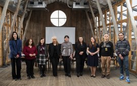 
13 დეკემბერს, „საქართველოს ჟურნალისტური ეთიკის
ქარტიის“ მე-17 საერთო კრება 
გაიმართა. ყოველწლიურ კრებაზე ანგარიშით წარდგნენ:
ჟურნალისტური ეთიკის ქარტიის საბჭოს თავმჯდომარე ნანა ბიგანიშვილი,
სარევიზიო კომისიის თავმჯდომარე კამილა მამედოვა და ქარტიის
აღმასრულებელი დირექტორი ლია ჩახუნაშვილი.&nbsp;
საერთო კრებაზე „საქართველოს ჟურნალისტური ეთიკის
ქარტიის“ წევრებმა, სამწლიანი ვადით, საბჭოს სამი ახალი წევრი
აირჩიეს: თბილისის კვოტით - ნათია ამირანაშვილი („პუბლიკა“),
რეგიონების კვოტით - ლელა დუმბაძე („ბათუმელები“, ბათუმი) და თემო
ინასარიძე (ფრილანსერი, ახალციხე). ჟურნალისტური ეთიკის ქარტიის
საბჭოს ახალმა შემადგენლობამ თავმჯდომარედ, ერთწლიანი ვადით, თიკო
ზაზაძე, „სამხრეთის კარიბჭის“ რედაქტორი აირჩია.&nbsp;
საბჭოს წევრად ყოფნის ვადა ამოეწურათ: ნინო რამიშვილს,
საბა წიწიკაშვილსა და ვლადიმერ&nbsp; ჩხიტუნიძეს. საბჭოს თავმჯდომარედ
ყოფნის ვადა ამოეწურა ნანა ბიგანიშვილსაც.&nbsp;
„საქართველოს ჟურნალისტური ეთიკის ქარტიის“ საბჭოში სულ
9 წევრია, 6 წევრი რეგიონულ მედიას წარმოადგენს, 3 კი - თბილისს.
საბჭოს ამჟამინდელი შემადგენლობა ასეთია: თიკო ზაზაძე (თავმჯდომარე),
ნათია ამირანაშვილი, ნანა ბიგანიშვილი, ნინო გელაშვილი, თიკო დავაძე,
ლელა დუმბაძე, თემო ინასარიძე, ნინო კაპანაძე, ირაკლი მსხილაძე.
ქარტიის წევრებმა სამწლიანი ვადით აირჩიეს სარევიზიო
კომისიის სამი ახალი წევრიც: თამარ რუხაძე, ცქრიალა შერმადინი და
თინათინ დვალიშვილი. ახალმა შემადგენლობამ თავმჯდომარედ თინათინ
დვალიშვილი აირჩია.&nbsp;
სარევიზიო კომისიის წევრად ყოფნის ვადა ამოეწურათ:
კამილა მამედოვას, ნინო შუბითიძესა და მალხაზ რეხვიაშვილს.&nbsp;


ჟურნალისტური ეთიკის ქარტიის ყოველწლიური კრების
მონაწილეებმა უკანონო პატიმრობაში მყოფი კოლეგის, „ბათუმელებისა“ და
„ნეტგაზეთის“ დამფუძნებლის, მზია ამაღლობელის გათავისუფლების
მოთხოვნით მიმართვა
მიიღეს:
„ჩვენ, საქართველოს ჟურნალისტური ეთიკის ქარტიის წევრთა
ყოველწლიური საერთო კრების მონაწილეები, ჩვენი პროფესიული
გაერთიანების სახელით მივმართავთ ქვეყანაში მოქმედ შესაბამის
ინსტიტუციებს ჩვენი კოლეგის, „ბათუმელებისა“ და „ნეტგაზეთის“
თანადამფუძნებლისა და ხელმძღვანელის, მზია ამაღლობელის,
გათავისუფლების მოთხოვნით, რათა მას მიეცეს საშუალება, მიიღოს
კვალიფიციური სამედიცინო დახმარება.&nbsp;
12 იანვარს სრულდება ერთი წელი, რაც მზია ამაღლობელი
სისხლის სამართლის წესითაა დაკავებული და უკანონო პატიმრობაში
იმყოფება. კრიტიკული მედიის ხელმძღვანელის საქმე პოლიტიკური დევნისა
და საპოლიციო ანგარიშსწორების კლასიკურ ნიმუშს წარმოადგენს, რაც მზია
ამაღლობელმა 38-დღიანი შიმშილობით გააპროტესტა. უკანონო იყო მზია
ამაღლობელის ადმინისტრაციული წესით დაკავებაც, რომელიც სასამართლომ
შემდგომში მთელი რიგი დაუსაბუთებელი გადაწყვეტილებების მისაღებად
გამოიყენა.&nbsp;
ჩვენ დარწმუნებული ვართ, რომ&nbsp; ადამიანის უფლებათა
ევროპული სასამართლო მზია ამაღლობელის საქმეს სამართლიანად განიხილავს
და გულდასმით შეისწავლის ყველა იმ გარემოებას, რაც ქართულმა
სასამართლომ&nbsp; არ გაითვალისწინა.&nbsp;
არაადამიანურმა მოპყრობამ დაკავებისას, უკანონო
პატიმრობამ, გახანგრძლივებულმა, დამღლელმა და უსამართლობით
გაჯერებულმა სასამართლო პროცესმა, მზია ამაღლობელის ჯანმრთელობა
საფუძვლიანად შეარყია.&nbsp;
მზია ამაღლობელს სამედიცინო დიაგნოზის გამო მარცხენა
თვალში მხედველობა პრაქტიკულად დაკარგული აქვს. ამ თვალით ის
შუქ-ჩრდილების გარჩევას თუ ახერხებს. მარჯვენა თვალში მხედველობა
მინიმუმამდე არის შემცირებული.&nbsp;
მართალია, მარჯვენა თვალში მხედველობის კორექტირება
სათვალით ჯერ კიდევ არის შესაძლებელი, მაგრამ საბაზისო გამოკვლევებიც
კი, რაც მზია ამაღლობელს პატიმრობის პერიოდში ჩაუტარდა, ნათლად
მიუთითებს მდგომარეობის მნიშვნელოვნად გაუარესებაზე.&nbsp;
რამდენადაც ჩვენთვის ცნობილი გახდა, მზია ამაღლობელს
მაღალტექნოლოგიური გამოკვლევები მხოლოდ გასულ ხუთშაბათს ჩაუტარდა ისეთ
სამედიცინო დაწესებულებაში, რომელიც სათანადოდაა აღჭურვილი. იმედი
გვაქვს, ვიდრე მზია ამაღლობელი უკანონოდ არის გამოკეტილი საპატიმრო
დაწესებულებაში, მისთვის ხელმისაწვდომი იქნება ამ კვლევების
საფუძველზე დანიშნული მკურნალობა.
მზია ამაღლობელი საქართველოს ჟურნალისტური თემის
მრავალმხრივ გამორჩეული წევრია. მისი წვლილი ქართული ჟურნალისტიკის
განვითარებაში და პროფესიული სტანდარტების დამკვიდრებაში
შეუფასებელია. მზია ამაღლობელის ძალისხმევა სიტყვისა და გამოხატვის
თავისუფლების დასაცავად აღიარებულია საქართველოს გარეთაც. წელს ის
გახდა არაერთი საერთაშორისო პრესტიჟული პრემიის ლაურეატი, რომელთა
შორისაა ევროკავშირის ადამიანის უფლებათა უმაღლესი ჯილდო - სახაროვის
პრემია.&nbsp;
მზიას ამაღლობელის პატიმრობაში დატოვება განგრძობითი
სირცხვილია ქართული სახელმწიფოსთვის და იმ პოლიტიკური ძალისთვის,
რომელიც მას მართავს.&nbsp;
მზია ამაღლობელი 25 წელზე მეტია არის მოქალაქეების ხმა
ძალაუფლების მქონეთა საპირწონედ. მზია ამაღლობელი, უკიდურესად მტრულ
გარემოში, უშიშრად და დაუღალავად იცავდა ყველას, ვისი უფლებებიც
ირღვეოდა და ვისაც დევნიდნენ და ავიწროებდნენ. მზია საკუთარი ხელით და
მძიმე შრომით ქმნიდა ისეთ საქართველოს, როგორში ცხოვრებაზეც ყველანი
ვოცნებობთ - დემოკრატიულს, ჰუმანიზმისა და თანასწორობის იდეალებით
შთაგონებულს, ქვეყანას კარგი მმართველობითა და სოციალური
სამართლიანობით.&nbsp;
სანამ მზია ამაღლობელი პატიმრობაშია, ჩვენი თავისუფლებაც
შეზღუდულია.&nbsp;
გაათავისუფლეთ მზია ამაღლობელი და დაუბრუნეთ
საზოგადოებას პასუხისმგებლიანი მოქალაქე, ხოლო პროფესიულ თემს -
კეთილსინდისიერი პროფესიონალი, ერთგული კოლეგა და
მეგობარი“.&nbsp;
„საქართველოს ჟურნალისტური ეთიკის ქარტიის“ საერთო
კრებაზე გამოვლინდნენ „ქარტიის პრიზის 2025“-ის 
გამარჯვებულებიც. დაჯილდოების ღონისძიებაზე,
„მედიის ადვოკატირების კოალიციის“ სპეციალური პრიზი სიტყვის
თავისუფლების დაცვისა და ჟურნალისტიკის განვითარებაში შეტანილი
განსაკუთრებული წვლილისთვის გადაეცა უკანონო პატიმრობაში მყოფ,
„ბათუმელები“/„ნეტგაზეთის“ დამფუძნებელსა და დირექტორს, მზია
ამაღლობელს.

ჟურნალისტური
ეთიკის ქარტია წევრობაზე დაფუძნებული დამოუკიდებელი ორგანიზაციაა,
რომლის ხელმომწერიც 300-ზე მეტი ჟურნალისტია.

