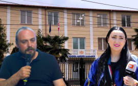 
ზუგდიდის რაიონული სასამართლოს მოსამართლე შოთა ბიჭიამ ვიტალი
გუგუჩია, რომელსაც პროპაგანდისტული ტელეკომპანია POSTV-ის
ჟურნალისტისთვის, ნათია ბერიძისთვის პროფესიულ საქმიანობაში
ხელშეშლასა და ძალადობას ედავებოდნენ, 25 თებერვალს, სრულად
გაამართლა.
ვიტალი გუგუჩიას ერთ-ერთი ადვოკატის, რევაზ მიქაიას
თქმით, სასამართლომ ობიექტური გადაწყვეტილება მიიღო და ყველაფერს
გაკეთებენ იმისთვის, რომ ეს განაჩენი შემდეგ ინსტანციებშიც ძალაში
დარჩეს:
„ბრალდებამ თავისი დასკვნითი სიტყვა წარმოადგინა, დაცვამ
- თავისი და მოსამართლემ ადგილზე თათბირით მიიღო გადაწყვეტილება.
სრულად გამოვიკვლიეთ დაცვის მხარის მტკიცებულებები, ასევე, ბრალდების
მხარის მტკიცებულებები… სასამართლომ სრულიად ობიექტური გადაწყვეტილება
მიიღო. მოლოდინი გვქონდა და დარწმუნებულებიც ვართ, რომ პროკურატურა
გაასაჩივრებს სააპელაციოში და უზენაესშიც წავლენ. ჩვენ ყველაფერს
გავაკეთებთ იმისთვის, რომ ეს განაჩენი დარჩეს ძალაში“, - განაცხადა
მიქაიამ „მედიაჩეკერთან“ საუბრისას.

ვიტალი გუგუჩიას საქმე

2024 წლის 28 მაისს, მას შემდეგ, რაც „ქართული ოცნებამ“
რუსულ კანონზე პრეზიდენტის ვეტო დაძლია, პარლამენტის შენობიდან
მომავალ დეპუტატებს გზად ერთ-ერთმა მოქალაქემ სიტყვიერი შეურაცხყოფა
მიაყენა. ამ დროს „ხალხის ძალის“ წევრი, ვიქტორ ჯაფარიძე მანქანიდან
გადმოვიდა, ახლოს მდებარე მაღაზიიდან ფორთოხალი აიღო და მოქალაქეს
ესროლა.
მეორე დღეს, 29 მაისს ჯაფარიძე ამ მაღაზიაში ბოდიშის
მოსახდელად მივიდა, თუმცა, ვიტალი გეგუჩიამ და მირანდა ჯობავამ
დეპუტატს უთხრეს, რომ ბოდიში არა ფორთოხლის, არამედ მათი შვილების
მომავლის გაყიდვისთვის ჰქონდა მოსახდელი. 31 მაისს კი, POSTV-ის
გადამღები ჯგუფი სამეგრელოში წასულ ოჯახთან მივიდა,
რასაც დაპირისპირება 
მოჰყვა.&nbsp;
ამ მოვლენებიდან მალევე, 5 აგვისტოს, პროკურატურამ
„გირჩი - მეტი თავისუფლების“ წევრს, ვიტალი გუგუჩიას ბრალი სისხლის
სამართლის კოდექსის 126-ე მუხლის პირველი ნაწილით (ცემა, რამაც
ფიზიკური ტკივილი გამოიწვია) და 154-ე მუხლის პირველი ნაწილით
(ჟურნალისტისათვის პროფესიულ საქმიანობაში უკანონოდ ხელის შეშლა)

წარუდგინა, რაც 1 წლამდე თავისუფლების აღკვეთას
ითვალისწინებს.&nbsp;
მეორე დღეს, 6 აგვისტოს კი, ზუგდიდის რაიონულმა
სასამართლომ ვიტალი გუგუჩიას აღკვეთის ღონისძიების სახით 5
000-ლარიანი გირაო 
შეუფარდა.&nbsp;
&nbsp;
&nbsp; &nbsp; &nbsp; &nbsp; &nbsp; &nbsp; &nbsp; &nbsp; &nbsp;
&nbsp; &nbsp; &nbsp; &nbsp; &nbsp; &nbsp; &nbsp; &nbsp; &nbsp;
&nbsp; &nbsp; &nbsp; &nbsp; &nbsp; &nbsp; &nbsp; &nbsp; &nbsp;
&nbsp;

ბრიტანეთის მიერ დასანქცირებული
პროპაგანდისტული ტელეკომპანია POSTV-ის 52%-იანი წილის მფლობელი
პარლამენტარი, „ხალხის ძალის“ წევრი ვიქტორ ჯაფარიძეა. მან
დასანქცირებამდე 25 დღით ადრე, 30 იანვარს, თავისი წილი მართვაში
კასპის მერის ყოფილ მოადგილეს, ზაზა მარიდაშვილს 
გადასცა.
ჯაფარიძემ POSTV-ის საკონტროლო წილი 2022 წლის 3
ოქტომბერს ჯამში 520 000 ლარად 
იყიდა. დანარჩენ 24-24%-ს თემურ ჭარელაშვილი და
შალვა რამიშვილი ფლობენ.&nbsp;
