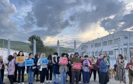 
12 მაისს, საღამოს, რუსთავის მე-5 პენიტენციურ დაწესებულებასთან მზია
ამაღლობელის მხარდამჭერი აქცია გაიმართა.
„ბათუმელები“/„ნეტგაზეთის“ დამფუძნებლსა და დირექტორს კოლეგებმა და
მეგობრებმა დაბადების დღე მიულოცეს და მისი 4-თვიანი უკანონო
პატიმრობა გააპროტესტეს. 
ჟურნალისტები პენიტენციურ დაწესებულებასთან შეიკრიბნენ
და საპატიმროს იმ მხარეს, შემაღლებულ ადგილას გადაინაცვლეს, საიდანაც,
სავარაუდოდ, მზია ამაღლობელის საკანი ჩანს. შეკრებილებმა 
შეძახილებით: „გილოცავთ“; „თავისუფლება მზიას“; „არ იქნება სამართალი?
არ იქნება მშვიდობა!“ ამაღლობელი გაამხნევეს და გაუშვეს ფრანები
წარწერით: „მზია, გილოცავთ“.

პენიტენციურ დაწესებულებასთან იმყოფებოდა ჟურნალისტი
ვასილ ივანოვ-ჩიქოვანიც. მისი თქმით, მზია ამაღლობელს მადლობა უნდა
გადავუხადოთ იმ სიძლიერისთვის, რომელსაც ყველას სამაგალითოდ
გვაჩვენებს.
„აქ მოსვლის მიზეზია მცირედით მაინც
ვეცადოთ, რომ ფიზიკურად მაინც გავაგებინოთ მას, რომ გვერდში
ვუდგავართ. დარწმუნებული ვარ, ის გრძნოს ამ თანადგომას. მინდა მას
კიდევ ერთხელ მხნეობა ვუსურვო. მადლობა [მას] იმ დიდი მაგალითისთვის,
რომელსაც ყველას გვაჩვენებს. აუცილებლად ეს ყველაფერი მალე დასრულდება
თავისუფალი სიტყვის გამარჯვებით. ის, ვინც თავისუფალ სიტყვას ებრძვის,
ამ ბრძოლიდან დამარცხებული გამოვა“.

„ბათუმელები“/„ნეტგაზეთის“ დირექტორის მოვალეობის
შემსრულებლისთვის,  თამარ რუხაძისთვის კი წარმოუდგენელია, რომ
კოლეგები და მეგობრები მზია ამაღლობელს დაბადების დღეს ამ ფორმით
ულოცავენ: „ის ციხის კედლებშია და ჩვენ ვდგავართ და
ვცდილობთ, აქედან მივაწვდინოთ როგორმე ხმა, ალბათ, ყველაზე ცუდ
სიზმარშიც ვერ წარმოიდგენდა ვერცერთი ჩვენგანი ამ
სურათს“.


აქციის დასასრულს, მზია ამაღლობელის კოლეგებმა
პენიტენციურ დაწესებულებასთან სანთლებით წარწერაც - FREE MZIA
[თავისუფლება მზიას] გააკეთეს.
„ბათუმელები“/„ნეტგაზეთის“ დამფუძნებელი და დირექტორი
11-12 იანვარს, ბათუმის პოლიციის მთავარ სამმართველოსთან ორჯერ

დააკავეს. პირველად მზია ამაღლობელი პოლიციამ
კედელზე იმ სტიკერის გაკვრის გამო დააკავა, რომელზეც „გაიფიცე“ ეწერა,
ის მოგვიანებით ხელწერილის საფუძველზე გაათავისუფლეს, თუმცა მალევე
მეორედ, ირაკლი დგებუაძისთვის სილის გაწვნის გამო დააკავეს.
15 იანვარს „საქართველოს ახალგაზრდა იურისტთა
ასოციაციამ“ 
გაავრცელა ინფორმაცია, რომ დაკავების შემდეგ, მზია
ამაღლობელს დგებუაძე სიტყვიერ შეურაცხყოფას აყენებდა და აგრესიულად
ეპყრობოდა, მან ამაღლობელს სახეშიც შეაფურთხა.
„ბათუმელები“/„ნეტგაზეთის“ დამფუძნებელი და დირექტორი
მოსამართლე სალიხ შაინიძემ 
ადმინისტრაციულ საქმეზე სამართალდამრღვევად 18
მარტს ცნო და 2 000 ლარით დააჯარიმა.
პოლიცია „ბათუმელებისა“ და „ნეტგაზეთის“ დამფუძნებელსა
და დირექტორს ადმინისტრაციულ სამართალდარღვევათა კოდექსის 173-ე
მუხლით გათვალისწინებული ქმედების ჩადენას ედავებოდა, თუმცა
„საქართველოს ახალგაზრდა იურისტთა ასოციაციის“ ინფორმაციით, საქმეში
შესაბამისი ფაქტების დამადასტურებელი მტკიცებულებები წარმოდგენილი არ
იყო და მზია ამაღლობელის წინააღმდეგ პოლიციას ყალბი ადმინისტრაციული
დაკავების და სამართალდარღვევის ოქმები ჰქონდა შედგენილი. 
მზია ამაღლობელის დაკავების ოქმში წერია, რომ ის არა
სტიკერის გაკვრისთვის, არამედ პოლიციელების სიტყვიერი შეურაცხყოფის
გამო დააკავეს. თუმცა, ამაღლობელი სტიკერის გაკვრისთვის,
ადმინისტრაციულ სამართალდარღვევათა კოდექსის 150-ე მუხლით რომ
დააკავეს, ამას არსებულ ვიდეოჩანაწერში ბათუმის პოლიციის უფროსი,
ირაკლი დგებუაძეც ადასტურებს. 
ადვოკატების განმარტებით, რადგან 150-ე მუხლი დაკავების
საფუძველი არ არის, ოქმში 173-ე მუხლი სწორედ იმიტომ ჩაიწერა, რომ
მზია ამაღლობელის დაკავების საფუძველი შექმნილიყო. 
შინაგან საქმეთა სამინისტრომ „ბათუმელები“/„ნეტგაზეთის“
დამფუძნებლისა და დირექტორის წინააღმდეგ, 150-ე მუხლით დაიწყო მეორე
ადმინისტრაციული საქმეც. უწყება ამაღლობელს 11 იანვარს, აჭარის
პოლიციის დეპარტამენტის წინ, დამხმარე ნაგებობაზე სტიკერის გაკვრის
გამო იერსახის დამახინჯებას 
ედავება. ამ საქმეზე სასამართლო პროცესი ბათუმის
საქალაქო სასამართლოში 7 მაისს გაიმართა, მოსამართლე მარიანა ფომაევამ
მისი განხილვა 9 ივნისისთვის გადადო.
მზია ამაღლობელის სისხლის სამართლის საქმის არსებითი
განხილვა კი ბათუმის საქალაქო სასამართლოში მიმდინარეობს. ამაღლობელს
4-დან 7 წლამდე პატიმრობა ემუქრება. ის დაკავების დღიდან, 38 დღე
შიმშილობდა.
მზია ამაღლობელის დაუყოვნებლივ გათავისუფლებას

300-ზე მეტი ჟურნალისტი, რედაქტორი, მედიამენეჯერი
და პრესის თავისუფლებისა და ჟურნალისტების უფლებების დამცველი

80-ზე მეტი ორგანიზაცია ითხოვს. 18 მარტიდან
„ბათუმელები“/„ნეტგაზეთის“ დამფუძნებელისა და დირექტორის სასამართლო
პროცესების მონიტორინგი 
დაიწყო მსახიობ ჯორჯ კლუნისა და უფლებადამცველ ამალ
კლუნის ფონდმა. ამაღლობელის საქმეში სამართლიანობის მოთხოვნით
კამპანია 
დაიწყო ადამიანის უფლებადამცველი საერთაშორისო
ორგანიზაცია Amnesty International-მაც. 
„საქართველოს ახალგაზრდა იურისტთა ასოციაციამ“ მზია
ამაღლობელის სახელით 
მიმართა ადამიანის უფლებათა ევროპულ
სასამართლოსაც.
ამაღლობელმა თბილისის საქალაქო სასამართლოს მიმართა
ირაკლი კობახიძის, მამუკა მდინარაძისა და სოზარ სუბარის წინააღმდეგაც.
მოსარჩელე კობახიძის, მდინარაძის და სუბარის მიერ მედიასაშუალებებით,
სხვადასხვა დროს გაკეთებული განცხადებების ცილისწამებად მიჩნევას და
იმავე საშუალებით მათ უარყოფას ითხოვს. 



 
