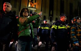 (ფოტო: „პუბლიკა“)

„მედიაჩეკერის“ ჟურნალისტი ნინია კაკაბაძე, რომელიც
პოლიციამ 3 ნოემბერს, დაახლოებით 22:00 საათზე, დააკავა, თავისუფალია.
კაკაბაძის თქმით, სასამართლო მის მიმართ შედგენილ ადმინისტრაციულ
სამართალდარღვევის ოქმთან დაკავშირებით ხვალ, 4 ნოემბერს იმსჯელებს.
შსს მას „გზის ხელოვნურად
გადაკეტვას“ ედავება. ნინია კაკაბაძე რუსთაველის გამზირზე პროფესიულ
საქმიანობას ასრულებდა, ეკეთა პრესის მაიდენტიფიცირებელი
ბარათიც. 
როგორც კაკაბაძე ჰყვება,
ის რუსთაველის გამზირიდან სახლისკენ მიმავალ გზაზე დააკავეს და
კახეთის გზატკეცილზე მდებარე შინაგან საქმეთა სამინისტროს შენობაში
მიიყვანეს:
„ბავშვთან დარეკვის უფლებას არ მაძლევდნენ ძალიან
დიდ ხანს. დაახლოებით 20 პოლიციელისგან მხოლოდ ერთი აღმოჩნდა
გულისხმიერი, რომელმაც, როგორც იქნა, დამთანხმდა და მომცა საშუალება,
რომ ბავშვთან დამერეკა, ნიკოსთან, რომელიც სახლში მარტო იყო და ვერ
გავაფრთხილე აქამდე, რომ 22:00 საათზე, როდესაც წავედი უკვე
სახლისკენ, რომ სახლში ავსულიყავი და დამაპატიმრეს, სადღაც 12-ის
წუთებზე ძლივს დამარეკინეს, მანამდე არ მარეკინებდნენ. ადვოკატთან
ბოლომდე არ დამარეკინეს, მაგრამ აი, ახლა გამომიშვეს…დიდი ექსკორტით
მომაქანეს აქ, როგორც ცნობილი კრიმინალი და ახლა, ასე ძაღლივით
გამომაგდეს გარეთ“.
„გზის ხელონურად გადაკეტვის“ საბაბით 19 ოქტომბრიდან
დღემდე პოლიციამ არაერთი ჟურნალისტი დააკავა. სასამართლომ მათ
ადმინისტრაციული პატიმრობაც შეუფარდა. 24 ოქტომბერს დააკავეს
„პუბლიკას“ ჟურნალისტი ბასტი მგალობლიშვილიც, რომელსაც მოგვიანებით
უთხრეს, რომ „სხვაში შეეშალათ“. მგალობლიშვილი რუსთაველის პროტესტსაც
აშუქებს. 
ოქტომბერში „ქართულმა ოცნებამ