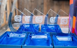 

„საქართველოს ჟურნალისტური ეთიკის ქარტიამ“ „ქარტიის
პრიზი 2025-ის” გამარჯვებულები გამოავლინა. პრიზი 4 ნომინაციაში
გაიცა: 


ფოტო/ფოტორეპორტაჟი ონლაინ ან
ბეჭდურ მედიაში - მინდია გაბაძე, „პუბლიკა“, ნამუშევრით

„ფოტორეპორტიორის საბოლოო სიტყვა“ 


გამარჯვებულის გარდა, ამ კატეგორიის ფინალისტები იყვნენ
მზია საგანელიძე ნამუშევრით 
„ხაზები კედელზე/ბრძოლით მოპოვებული
მედიკამენტის შედეგი“ და დათო ქორიძე

პროტესტის მეექვსე დღის შესახებ ნამუშევრით. 


სტატია/მულტიმედია სტატია ონლაინ
მედიაში - ნათია ამირანაშვილი, „პუბლიკა“,  ნამუშევრით

„ცრუ მოწმეებად მხილებული მოწმე პოლიციელები“ 


ნათია ამირანაშვილის გარდა, ამ კატეგორიაში ფინალისტები
იყვნენ: სალომე ჩადუნელი ნამუშევრით 
„პაემანი და ქორწილი ციხეში - როგორ ხვდებიან პატიმრებს ოჯახის
წევრები“, მიხეილ გვაძაბია ნამუშევრით 
Georgian Dream is watching: how AI-powered surveillance is used
against Tbilisi protesters და ეკა ქევანიშვილი
ნამუშევრით 
„იქ არ არის ტუალეტი“ - რა ხდება სასამართლოს საკნებში, სადაც
დაკავებულები საათობით იცდიან“.


ქალთა უფლებებისა და გენდერული
თანასწორობის გაშუქება - ნასტასია არაბული, „რადიო თავისუფლება“,
ნამუშევრით „ტინდერის
ასლარიანო ბოზებო“, - პოლიციელების უხამსობა და ძალადობა ქალ
დემონსტრანტებზე“


პრიზი ამ ნომინაციისთვის გაეროს ქალთა ორგანიზაციამ
დააწესა. გამარჯვებულის გარდა, ამ ნომინაციის ფინალისტები იყვნენ:
მარიამ ბოგვერაძე ნამუშევრით 
„ბრძოლა სიტყვასთან, რომლის ფასსაც ქალები გადაიხდიან“,
თამარ გეგიძე და ვახო ქარელი ნამუშევრით 
„ფერმერი ქალის ცხოვრება სახლიდან შორს“, „პუბლიკა“
ნამუშევრით 
„რუსი სამოქალაქო აქტივისტი ქართულ ციხეში“. 


სიღრმისეული ან საგამოძიებო
ნამუშევარი - „სტუდია მონიტორი“ ნამუშევრით „გაიცანით
სკამერები საქართველოდან“


ამ კატეგორიაში ასევე, ფინალისტები იყვნენ: ნანუკა
ბრეგაძე, აიდან იუსიფი და მარიამ კაჭკაჭაშვილი ნამუშევრით 
„ქართული ეტიკეტის ძალა: რუსული არყის ფანერა ევროპულ
ბაზარზე“,  ბასტი მგალობლიშვილი ნამუშევრით

„შსს პოლიციელების მიერ ნაცემ ჟურნალისტს სამართალდარღვევას
ედავება“, ქეთი თუთბერიძე და ზურა მოდებაძე ორნაწილიანი
ნამუშევრით: 
„პოლიპატიმრების ქრონიკა (ნაწილი I) - პოლიტიკურად მოტივირებული
საქმეები მოქალაქეთა წინააღმდეგ“; „პოლიპატიმრების
ქრონიკა (ნაწილი II) - პოლიტიკურად მოტივირებული საქმე 11 ბრალდებულის
წინააღმდეგ“, თამარ გელაშვილი და ზაზა წულაძე ნამუშევრით
„კულტურის
„თუნუქიზაცია“.
„ქარტიის პრიზი 2025“-ის დაჯილდოების ღონისძიებაზე,
„მედიის ადვოკატირების კოალიციის“ სპეციალური პრიზი სიტყვის
თავისუფლების დაცვისა და ჟურნალისტიკის განვითარებაში შეტანილი
განსაკუთრებული წვლილისთვის გადაეცა უკანონო პატიმრობაში მყოფ,
„ბათუმელები“/„ნეტგაზეთის“ დამფუძნებელსა და დირექტორს, მზია
ამაღლობელს.



„ქარტიის პრიზი“ წელს მეცამეტედ გაიცა. „საქართველოს
ჟურნალისტური ეთიკის ქარტიის“ ყოველწლიური კონკურსის მიზანი ეთიკური
ჟურნალისტიკის განვითარების ხელშეწყობა და პროფესიული სტანდარტების
დამკვიდრებაა. ჟურნალისტური ეთიკის ქარტია წევრობაზე დაფუძნებული
დამოუკიდებელი ორგანიზაციაა, რომლის ხელმომწერიც 300-ზე მეტი
ჟურნალისტია. 
