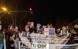 
100-ზე მეტი ჟურნალისტი და მედიაგამოცემა პრესის თავისუფლების მსოფლიო
დღესთან დაკავშირებით საერთაშორისო საზოგადოებასა და ორგანიზაციებს
ერთობლივი წერილით მიმართავს და რეაგირებას ითხოვს:
„მედიის წარმომადგენლებს და პრესის თავისუფლების
დამცველებს
ჩვენ, ჟურნალისტები, რედაქტორები, მედიის პროფესიონალები
და პრესის თავისუფლების მხარდამჭერები საქართველოდან, ქვეყნიდან,
რომელშიც განსაკუთრებული სისწრაფით უარესდება მედიაგარემო, მოგმართავთ
მსოფლიო პრესის თავისუფლების დღეს და გთხოვთ სოლიდარობას და ქმედით
რეაგირებას.
მსოფლიოს სხვადასხვა კუთხეში მედიაკომპანიები და
ჟურნალისტები სულ უფრო მეტად ხვდებიან ზეწოლის ქვეშ: ფიზიკური
თავდასხმები, რეპრესიული კანონმდებლობა, პოლიტიკურად მოტივირებული
სისხლის სამართლებრივი დევნა. ეს ტაქტიკა, ავტორიტარული რეჟიმების
ხელში, ყოველთვის გამოიყენებოდა მედიის გასაჩუმელად და კრიტიკული
აზრის ჩასახშობად, თუმცა ის, რაც დღეს საქართველოში ხდება,
უპრეცედენტო მასშტაბის, ფართო და სწრაფი შეტევაა დამოუკიდებელ
მედიაზე.
მხოლოდ რამდენიმე თვეში, საქართველოს მმართველმა პარტიამ
— ოლიგარქ ბიძინა ივანიშვილის ხელმძღვანელობით— არაერთი ისეთი კანონი
და საკანონმდებლო ცვლილება მიიღო, რომლებიც საფრთხეს უქმნის
დამოუკიდებელ მედიასა და სამოქალაქო საზოგადოებას. ნებისმიერ ჩვენგანს
შეიძლება დაემუქროს  სისხლისსამართლებრივი პასუხისმგებლობა ამ
ახალი კანონებით, რომლებიც “უცხოეთის აგენტებად” გვრაცხავს მხოლოდ
იმიტომ, რომ ჩვენი ორგანიზაციები ფინანსურ მხარდაჭერას იღებენ პრესის
თავისუფლების მხარდამჭერი საერთაშორსო ფონდებისგან, მათ შორის იმ
ფონდებისგანაც, რომლებთანაც მსოფლიოში არაერთი მედია და მედიის
დამცველი ორგანიზაცია თანამშრომლობს. ჟურნალისტებს უკვე ათასობით
ლარის ჯარიმა დააკისრეს მიმდინარე საპროტესტო აქციების გაშუქების
გამო. ზოგი ადმინისტრაციულ სამართალდარღვევაში ცრუ ბრალდებებითაც კი
დაადანაშაულეს. ჩვენი კოლეგები გახდნენ სასტიკი ძალადობის მსხვერპლნი—
ზოგ მათგანს პირდაპირ ეთერში დაესხნენ თავს სპეცრაზმის
წარმომადგენლები და ნიღბიანი, უცნობი პირები. რამდენიმე შემთხვევაში
დაზიანებები იმდენად მძიმე იყო, რომ სასწრაფო ქირურგიული ჩარევა გახდა
საჭირო — მათი გადარჩენას მხოლოდ შემთხვევითობას უნდა ვუმადლოდეთ. ამ
მძიმე ფაქტების მიუხედავად, დღემდე არცერთი მოძალადე არ
დაუკავებიათ.
ფიზიკურ თავდასხმებთან ერთად ყოველდღიურად
ვაწყდებით მუქარას, სიძულვილის კამპანიებს, თავდასხმებს, შანტაჟის
ზარებს, საჯარო ინფორმაციაზე წვდომის შეზღუდვას, მტრულ
დამოკიდებულებას ოფიციალური პირებისგან და  სრულად ჩაკეტილ
გარემოს, რომელიც მედიის თავისუფლად მუშაობას შეუძლებელს
ხდის.
და ახლა, საქართველოს დამოუკიდებლობის შემდგომ
ისტორიაში პირველად, ქალი ჟურნალისტი — პოლიტიკური ანგარიშსწორების
მოტივით — ციხეშია. მზია ამაღლობელს, დამოუკიდებელი მედიის პიონერს
საქართველოში და მედია პლატფორმის დამფუძნებელს, რომელმაც ბოლო 24
წლის განმავლობაში პროფესიული სტანდარტების ჩამოყალიბებაში
უმნიშვნელოვანესი როლი ითამაშა, ოთხიდან შვიდ წლამდე პატიმრობა
ემუქრება. ხელისუფლება მას რეგულარულად ასხამს ტალახს,
ცრუობს მის წინააღმდეგ და „უცხოეთის ინტერესების გამტარებლად“
წარმოაჩენს. საქართველოს მმართველი პარტია მზია ამაღლობელს
სამაგალითოდ სჯის იმ განზრახვით, რომ მისი დევნით შეაშინებს და
გააჩუმებს ყველა კრიტიკულ და დამოუკიდებელ ჟურნალისტს.
მზია ამაღლობელი არა მხოლოდ სინდისის პატიმარია, ის არის
ქალი ჟურნალისტი, რომელმაც დაკავების შემდეგ გაუმართლებელი,
არაადამიანური და დამამცირებელი მოპყრობა გადაიტანა. უსამართლობაზე
პროტესტის ნიშნად, მან 38 დღე იშიმშილა.
1 მაისს, საქართველოში ერთ-ერთი უდიდესი დამოუკიდებელი
მაუწყებელი — „მთავარი არხი“ — დაიხურა, რეპრესიებისა და პოლიტიკური
ნიშნით შევიწროების მსხვერპლი გახდნენს საზოგადოებრივი მაუწყებლის
ჟურნალისტები. საზოგადოებრივ მაუწყებელში, რომელიც მმართველი პარტიის
გავლენის ქვეშაა, იდევნებიან კრიტიკულად განწყობილი თანამშრომლები.
ზოგიერთმა მათგანმა ოფიციალური გაფრთხილება მიიღო, სხვები
გაათავისუფლეს დაკავებული პოზიციებიდან, დახურეს მაუწყებლის კრიტიკული
და საზოგადოების პრობლემებზე ორიენტირებული გადაცემა “რეალური
სივრცე”.

და მაინც, ჩვენ ვრჩებით ჩვენი საქმის ერთგულნი. მზარდი
ავტორიტარიზმის ფონზე, ქართველი ჟურნალისტები, რედაქტორები და მედიის
პროფესიონალები ვაგრძელებთ საქმიანობას, ვამბობთ სიმართლეს და
ვიბრძვით პრესის თავისუფლებისთვის.
ყველამ ვიცით, როგორ ანადგურებს ავტორიტარიზმი ოდესღაც
მრავალფეროვან და თავისუფალ მედიაგარემოს. ეს ბევრ ქვეყანაში უკვე
მოხდა. არ გვინდა, საქართველო იყოს შემდეგი.
თუ ჯერ კიდევ არ არის გვიან — ახლაა დრო, როცა ხმა უნდა
ამოვიღოთ. გთხოვთ, დაგვიდგეთ გვერდით. გამოიყენეთ ყველა პლატფორმა,
რომ ჩვენი ხმა მთელ მსოფლიოს მიაწვდინოთ, მიაწვდინოთ პატარა ქვეყნის —
საქართველოს — მოწოდება, ქვეყნისა, რომელიც ადრე სხვა ქვეყნიდან
დევნილ ჟურნალისტებს სთავაზობდა თავშესაფარს, ახლა კი თავად საჭიროებს
დაცვას.
დაგვიდექით გვერდით — ვიბრძოლოთ, სანამ გვიან არ
არის, როგორც ეს თავად მზია ამაღლობელმა მოგვიწოდა
ციხიდან“.
წერილზე ხელმომწერთა რაოდენობა განახლებადია. 
 
