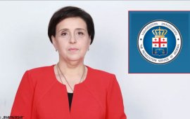 
„ქრონიკა+“-ისა და Cnews-ის დამფუძნებელი და მთავარი
რედაქტორი, ელისო კილაძე ე.წ. ქოლცენტრების საქმეზე დააკავეს.
პროკურატურის 
განცხადებით, ქოლცენტრების მორიგი მასშტაბური დანაშაული
გამოავლინეს და სისხლისსამართლებრივი დევნა ორგანიზებული ჯგუფის მიერ
ჩადენილი თაღლითობის და ფულის გათეთრების ბრალდებით, ათი პირის მიმართ
დაიწყო.
„აღსანიშნავია, რომ ქოლ-ცენტრის საქმიანობის
გამოაშკარავების ან ასეთი რისკის არსებობის შემთხვევაში, სათანადო
ინფორმაციის სხვადასხვა მედია პლატფორმაზე გავრცელებით, ელისო კილაძე
უზრუნველყოფდა დანაშაულებრივი საქმიანობის კანონიერად წარმოჩენას.
ამავდროულად, იმ კონკურენტი ქოლ-ცენტრების მხილების მიზნით, რომლებიც
არ იყვნენ მათი გავლენის ქვეშ მოქცეული, ელისო კილაძის მიერ ხდებოდა
მათი ადგილმდებარეობის და თანამშრომლების თაობაზე ინფორმაციის საჯაროდ
გავრცელების დაგეგმვა, გავრცელების მუქარა თუ გავრცელება და შემდგომში
მათი შანტაჟის გზით გადმობირებისთვის სათანადო პირობების შექმნა“, -
ვკითხულობთ პროკურატურის განცხადებაში.&nbsp;
ელისო კილაძის&nbsp; მიმართ საქართველოს სისხლის
სამართლის კოდექსის 180-ე და 194-ე მუხლებით გამოტანილი ბრალდება
სასჯელის სახედ და ზომად 9-დან 12 წლამდე თავისუფლების აღკვეთას
ითვალისწინებს.
ელისო კილაძის დაკავების შესახებ ინფორმაცია
თავდაპირველად „ტელეკომპანია პირველმა“ გაავრცელა. ტელევიზიის ცნობით,
კილაძე დღეს დილით სპეცდანიშნულების რაზმმა საკუთარ საცხოვრებელ
სახლთან დააკავა.
