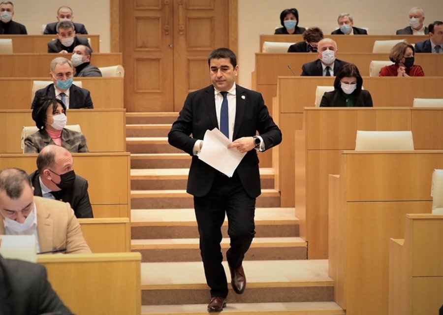 პაპუაშვილის მოხსენებისთვის პარლამენტში მხოლოდ თითო მაუწყებლიდან არაუმეტეს ორ ჯგუფს დაუშვებენ 