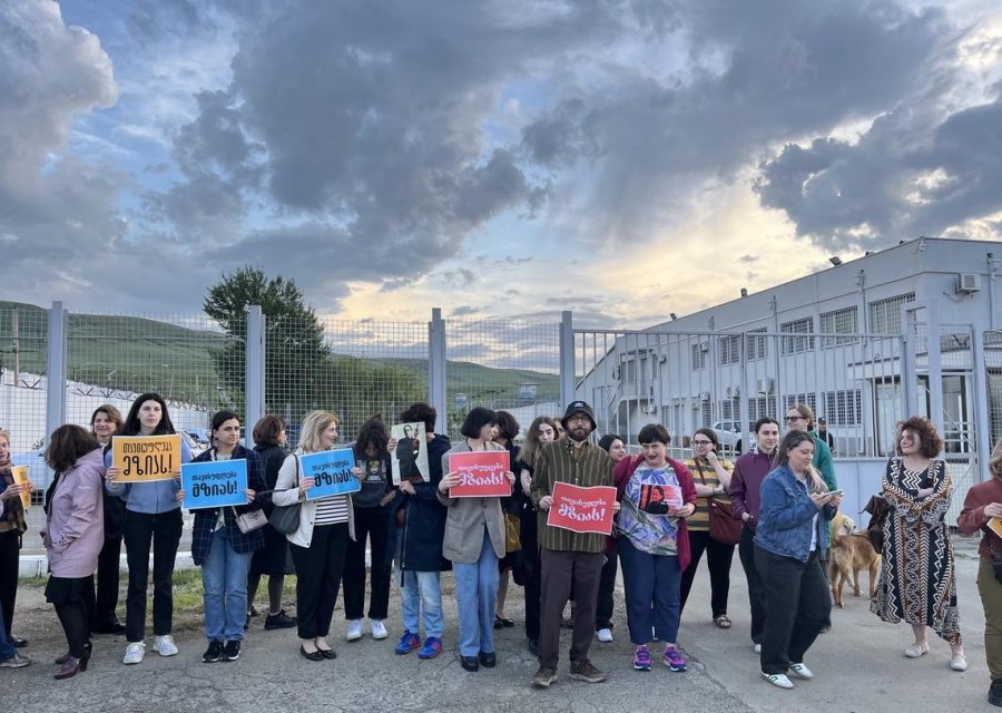 „თავისუფლება მზიას“ – პენიტენციურ დაწესებულებასთან კოლეგებმა ამაღლობელს დაბადების დღე მიულოცეს