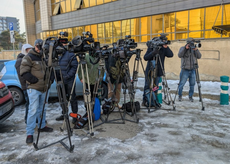 „ძალიან რთულ პირობებში გვიწევს მუშაობა“ - მედიის წარმომადგენლები სასამართლოში სივრცის გამოყოფას ითხოვენ
