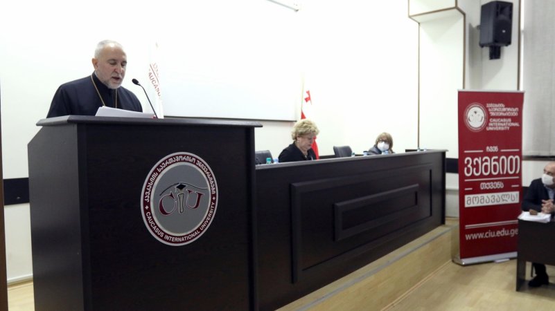 Στο Διεθνές Πανεπιστήμιο του Καυκάσου πραγματοποιήθηκε η υποστήριξη της διδακτορικής διατριβής του Πρύτανη της Θεολογικής Ακαδημίας και Σεμιναρίου της Τιφλίδας, Πρωτοπρεσβύτερου Giorgi Zviadadzε